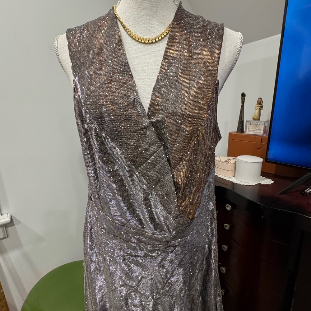 Elegant Silver and Gold Sleeveless Dress - Picture 2 of 8
